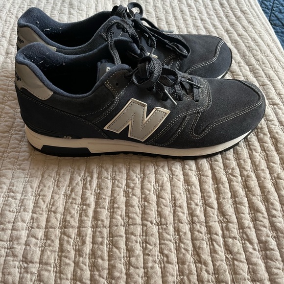New balance 565 men’s navy and silver almost like new. Size 9.5 - Picture 2 of 4